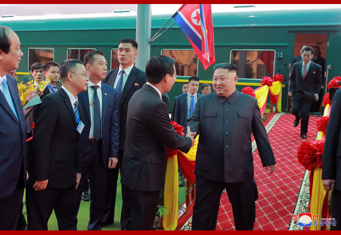 Khoảng 8h10 sáng 26/2, đoàn tàu chở Chủ tịch Triều Tiên Kim Jong-un đã tới Ga Đồng Đăng, Lạng Sơn. Trưởng ban Tuyên giáo Trung ương Võ Văn Thưởng, Bộ trưởng Chủ nhiệm Văn phòng Chính phủ Mai Tiến Dũng và các quan chức cấp cao khác đã đón tiếp ông Kim tại nhà ga. Ảnh: KCNA.