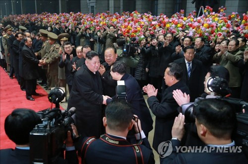 Các quan chức và người dân Triều Tiên đón Chủ tịch Kim Jong-un tại ga Bình Nhưỡng. Ảnh: Yonhap.