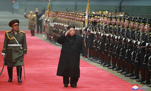 Theo Yonhap (Hàn Quốc), đoàn tàu của ông Kim Jong-un lúc về di chuyển nhanh hơn lúc đi sang Việt Nam. Hãng tin này ước tính đoàn tàu bọc thép của ông Kim từ Việt Nam trở về Bình Nhưỡng mất gần 60 tiếng trong khi hành trình lúc đi là gần 66 tiếng. Ảnh: KCNA.