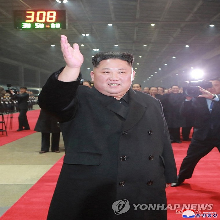 Hãng thông tấn nhà nước Triều Tiên (KCNA) cho biết, Chủ tịch Kim Jong-un đã về tới ga Bình Nhưỡng vào khoảng 3 giờ sáng ngày 5/3 (giờ địa phương), sau khi kết thúc thành công chuyến thăm hữu nghị chính thức tới Việt Nam và tham dự Hội nghị thượng đỉnh Mỹ-Triều Tiên lần 2 với Tổng thống Mỹ Donald Trump vào tuần trước. Ảnh: Yonhap. 