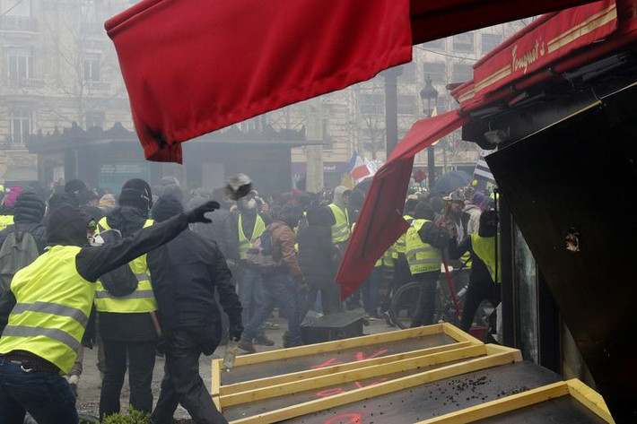 Người biểu tình ném đá vào nhà hàng Fouquet ở Paris.