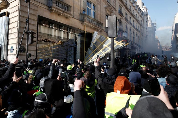 Người biểu tình xông vào phá một cửa hàng ở thủ đô Paris ngày 16/3.