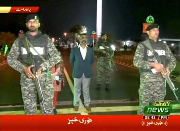 Phi công Varthaman được lực lượng vũ trang hộ tống đến khu vực biên giới Pakistan-Ấn Độ tại Wagah, Pakistan, ngày 1/3.