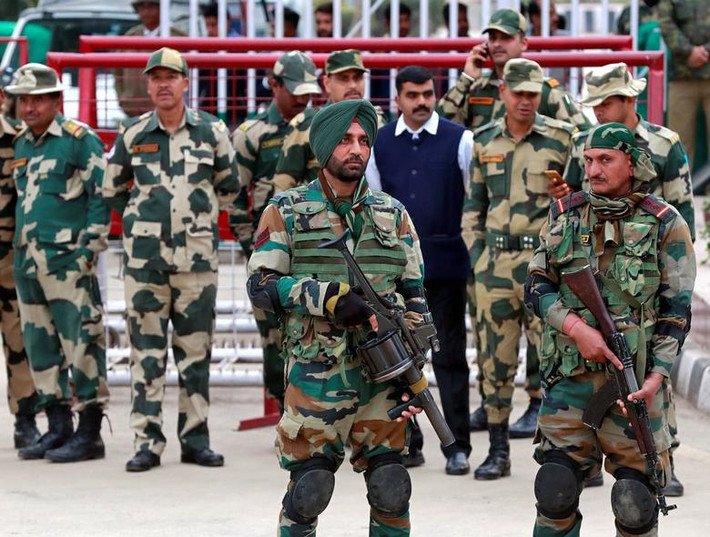 Các binh sĩ Ấn Độ đứng gác tại biên giới Wagah ở vùng ngoại ô phía bắc thành phố Amritsar, Ấn Độ, ngày 1/3.
