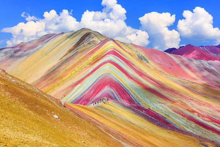 Núi Cầu Vồng Vinicunca nằm trên khu vực dãy Andes, thuộc vùng Cusco, Peru, là một trong những địa điểm du lịch nổi tiếng thu hút du khách từ khắp nơi trên thế giới.