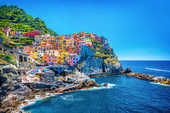 5 ngôi làng ở Cinque Terre, Italy, tập trung nhiều những tòa nhà đầy màu sắc. Được biết, Cinque Terre đã được UNESCO công nhận là Di sản thế giới.