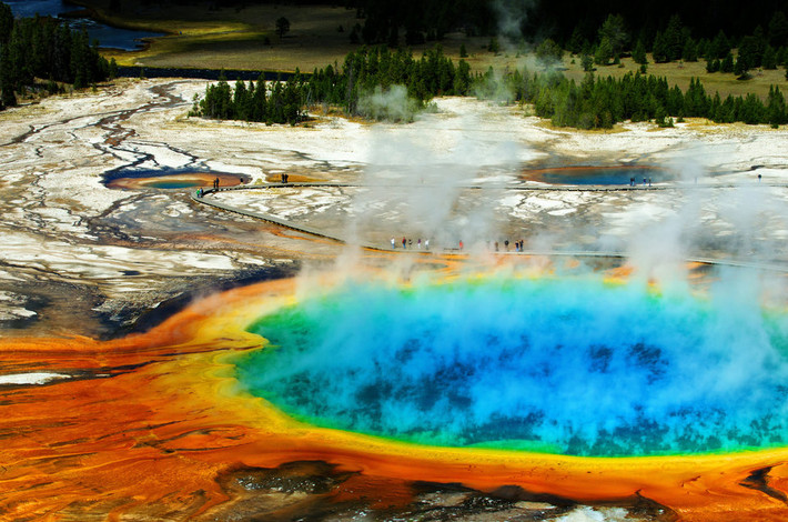 Hồ nước nóng Grand Prismatic Spring là một trong những địa điểm đầy màu sắc nhất tại Công viên Quốc gia Yellowstone ở Mỹ.
