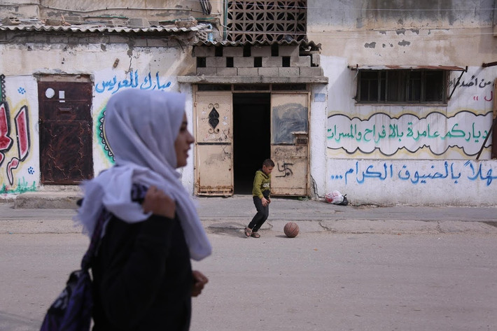 Israel đã duy trì kiểm soát chặt chẽ biên giới trên bộ và trên biển với Gaza. Ai Cập cũng hạn chế việc di chuyển trong và ngoài Gaza ở biên giới của nước này. Những hạn chế đã làm ảnh hưởng đến nền kinh tế của Gaza và khiến nhiều người phụ nữ ở Gaza, như em gái của Rudwan, phải chật vật để tìm được việc làm sau khi tốt nghiệp đại học.