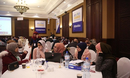 Theo hãng thông tấn Reuters, tỷ lệ thất nghiệp ở Gaza lên tới gần 50%. "Thật khó để tìm một công việc. Vì vậy, tôi đã nghĩ sẽ làm một công việc mình vừa yêu thích vừa có thể kiếm tiền", Nada Rudwan, một phụ nữ Palestine 27 tuổi, chia sẻ. Cô từng làm trong ngành marketing nhưng sau đó chuyển sang việc đăng video hướng dẫn nấu ăn lên các trang truyền thông xã hội dưới tên "Nada Kitchen". Ảnh: Nada tại một hội thảo việc làm. (Nguồn ảnh: Reuters)