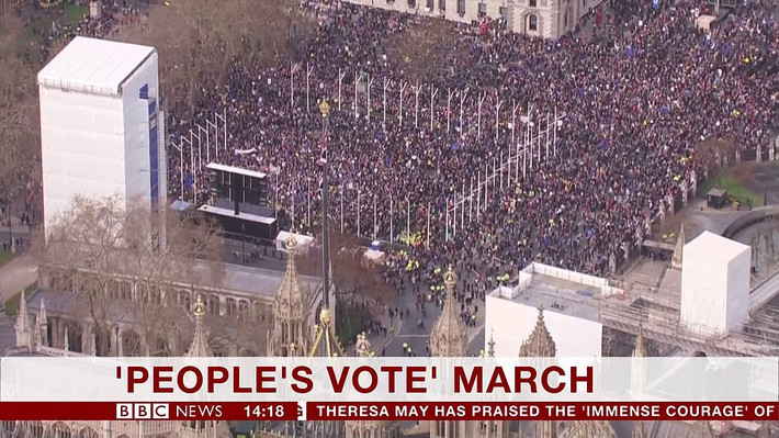 Các nhà tổ chức khẳng định 1 triệu người đã tham gia cuộc tuần hành "People's Vote" trên khắp đường phố London hôm 23/3. Nếu đúng, đây sẽ là cuộc tuần hành lớn nhất nước này kể từ năm 2003 khi ước tính 1 triệu người ở London đã tham gia cuộc biểu tình phản đối Chiến tranh Iraq.
