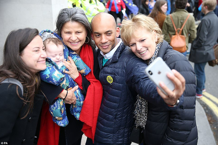 Nhóm nghị sĩ độc lập Chuka Umunna và Anna Soubry chụp ảnh "tự sướng" cùng diễn viên Tracey Ullman khi cùng các nhà hoạt động phản đối Brexit diễu hành trên đường phố London.