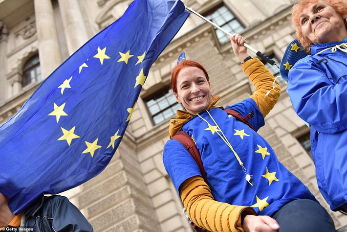 Người phụ nữ vẫy cờ EU khi tham gia tuần hành.