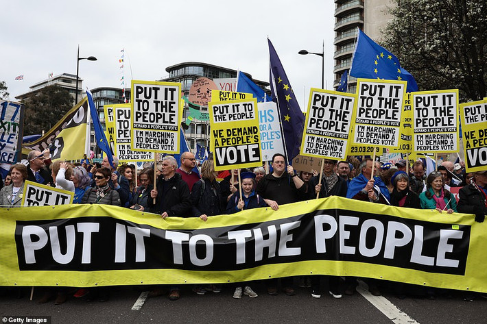 Theo Daily Mail, hàng chục nghìn người biểu tình phản đối Brexit đã tập trung tại công viên Hyde ở thủ đô London từ 12h ngày 23/3 (giờ địa phương), trước khi hội tụ tại Westminster để tham gia cuộc tuần hành "Put it to the People March" hay "People's Vote". (Nguồn ảnh: Daily Mail)