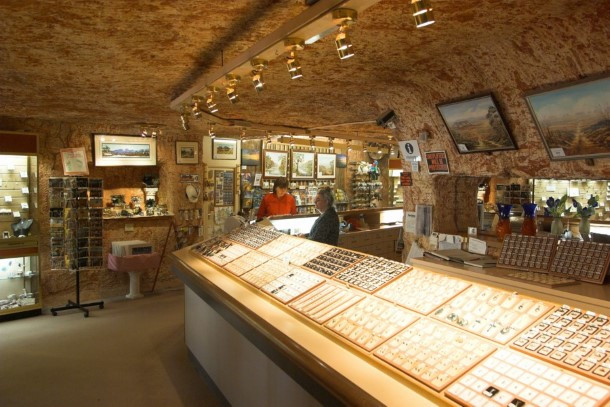 Coober Pedy, một thị trấn nhỏ của Australia, nổi tiếng với các công trình ngầm. Hầu hết cư dân đều sống dưới lòng đất, nơi họ xây dựng cả nhà thờ, nhà hàng và khách sạn,...