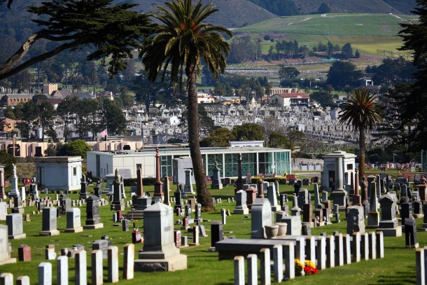 Colma ở bang California (Mỹ) còn được biết đến là "thành phố của những người chết" do nơi này có rất nhiều nghĩa trang. Theo ước tính, số người được chôn cất tại Colma lên tới con số gần 2 triệu.