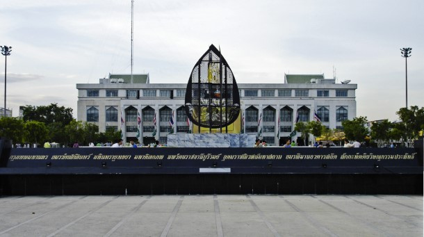 Tên đầy đủ của thủ đô Bangkok của Thái Lan là “Krungthepmahanakhon Amonrattanakosin Mahintharayutthaya Mahadilokphop Noppharatratchathaniburirom Udomratchaniwetmahasathan Amonphimanawatansathit Sakkathattiyawitsanukamprasit” (nghĩa là Thành phố của các thánh thần, thành phố vĩ đại của những vị thần bất tử, thành phố châu báu tráng lệ của thần Indra, chiếc ngai vàng của đức vua Ayutthaya, thành phố của đền đài tráng lệ, thành phố của cung điện và lãnh địa hoành tráng nhất của Hoàng gia, ngôi nhà của thần Vishnu và tất cả vị thần). Đây là tên thủ đô dài nhất thế giới.
