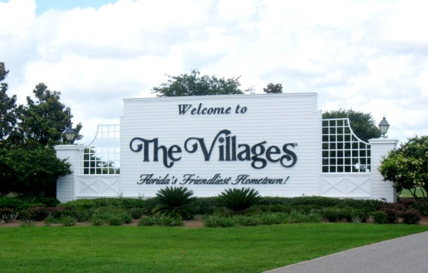 The Villages ở bang Florida (Mỹ) là một trong những thị trấn kỳ quặc nhất hành tinh. Theo List25, thị trấn này cấm những người dưới 19 tuổi, còn những người trên 19 tuổi bắt buộc phải ở cùng một người lớn (trên 55 tuổi) mới được sinh sống tại thị trấn này, nếu không họ buộc phải chuyển đến nơi khác. (Nguồn ảnh: List25)