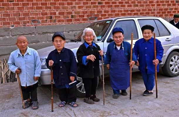 Yangsi còn có tên gọi khác là "làng người lùn" ở Trung Quốc bởi nhiều người trưởng thành ở ngôi làng này có chiều cao rất khiêm tốn.