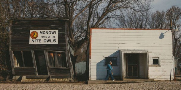 Thị trấn nhỏ Monowi ở bang Nebraska (Mỹ) có lẽ là thị trấn đặc biệt duy nhất trên thế giới có dân số chỉ vỏn vẹn 1 người. Được biết, cư dân duy nhất trong thị trấn là một phụ nữ lớn tuổi, sở hữu và vận hành một quán bar và thư viện công cộng dành cho du khách.