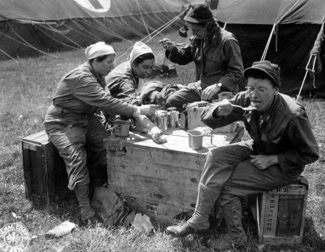 Khoảnh khắc nghỉ ngơi hiếm hoi của các y tá ở Normandy (Pháp) trong Thế chiến thứ 2.