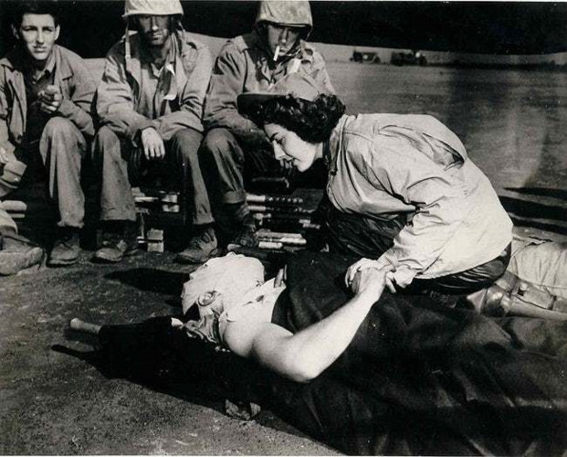 Nữ y tá Jane Kendeigh chăm sóc một người lính bị thương trong trận chiến Iwo Jima. Đây là trận chiến trên mặt trận Thái Bình Dương giữa Mỹ và Nhật Bản trong Thế chiến II ở đảo Iwo Jima.