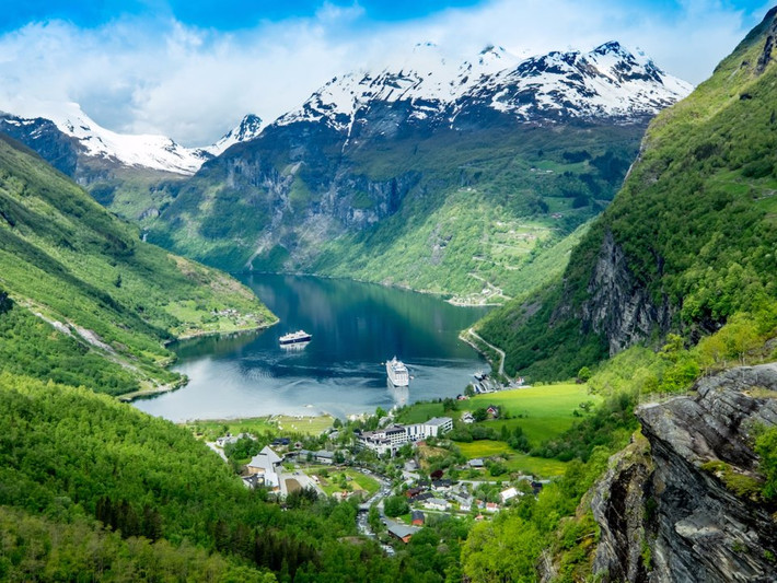 Vịnh hẹp Geirangerfjord dài 15 km là vịnh nổi tiếng nhất Na Uy. Năm 2005, kỳ quan thiên nhiên này cũng đã được công nhận là Di sản thế giới.