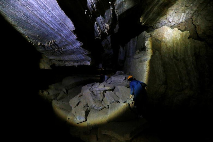 Một phụ nữ đi bộ trong hang Malham dưới núi Sodom, gần Biển Chết, ngày 27/3. Ảnh: Reuters.