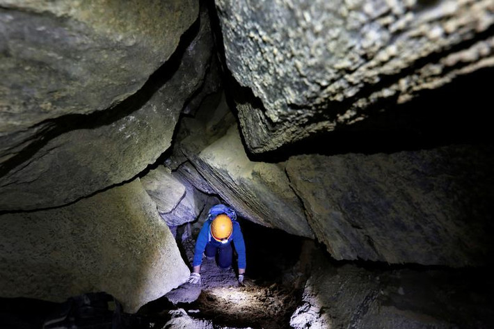 Một phụ nữ bên trong hang động Malham, gần Biển Chết, ngày 27/3. Ảnh: Reuters.