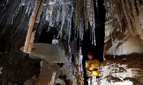 Boaz Langford, thành viên của Trung tâm nghiên cứu hang động Israel, bên trong hang muối Malham. Ảnh: Reuters.