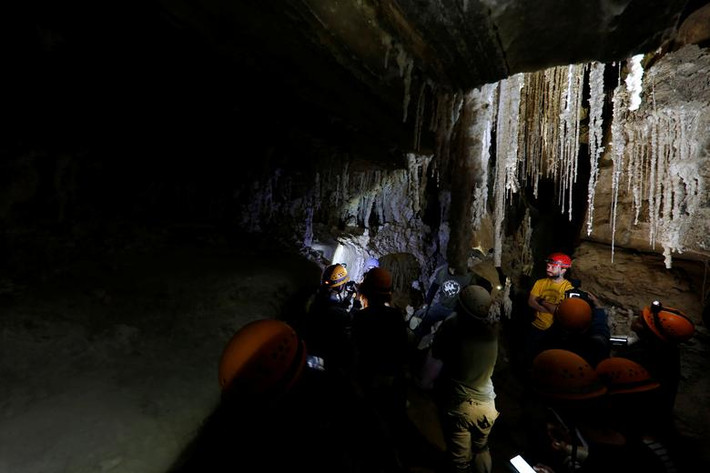 Các phóng viên báo chí bên trong hang động Malham. Ảnh: Reuters.