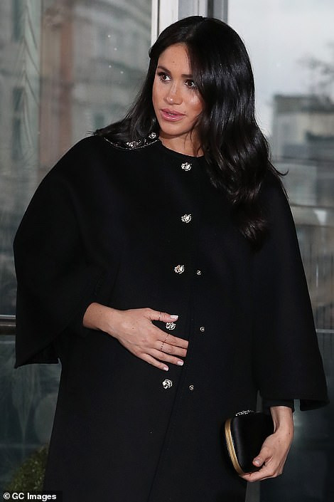 Công nương Markle chờ ký vào cuốn sổ chia buồn với các nạn nhân vụ khủng bố ở New Zealand vừa qua.