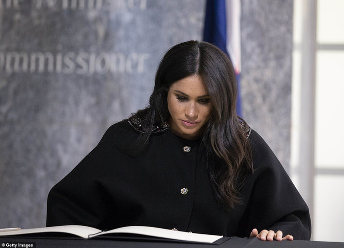 Vợ chồng Công nương Markle nằm trong số những người đầu tiên viết và ký vào sổ tang này.