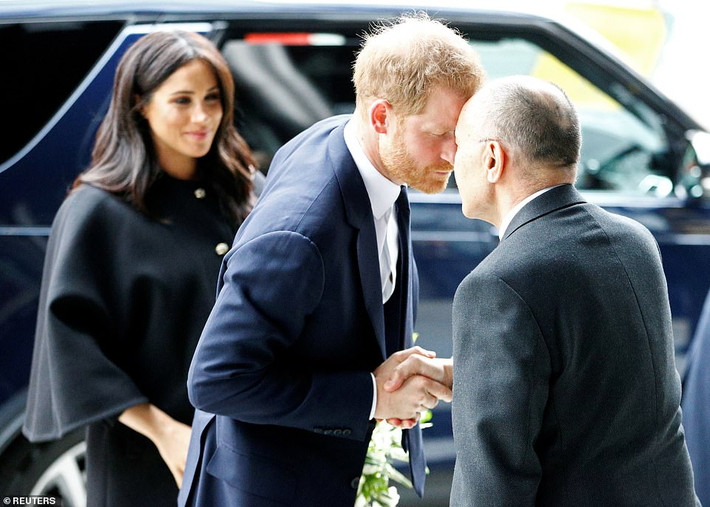 Hoàng tử Harry chào và bắt tay Cao ủy New Zealand Jerry trước khi đặt hoa tưởng niệm.