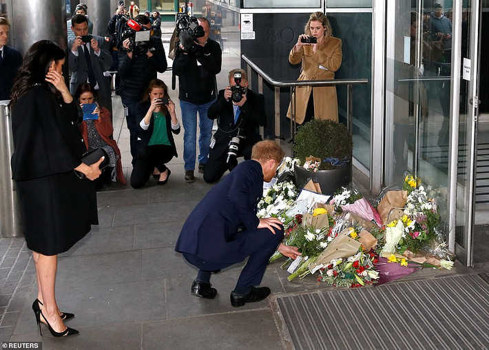 Theo Daily Mail, ngày 19/3, Công nương Markle và chồng, Hoàng tử Harry, thay mặt gia đình Hoàng gia Anh đã tới toà nhà New Zealand House ở thủ đô London để đặt hoa tưởng niệm các nạn nhân trong vụ xả súng ở New Zealand khiến 50 người thiệt mạng và hàng chục người khác bị thương hôm 15/3. (Nguồn ảnh: Daily Mail)