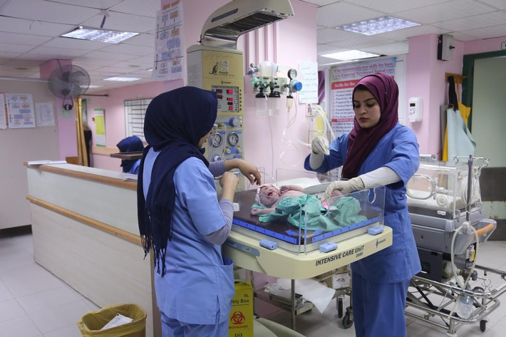 Abu Taqea (phải) làm việc trong một bệnh viện ở Gaza.