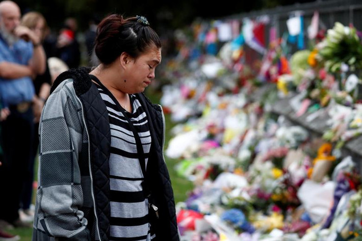 Trong cuộc họp báo ngày 16/3, Thủ tướng New Zealand Jacinda Ardern cho biết nghi phạm xả súng ở Christchurch là người đã đi nhiều nơi trên thế giới, không phải là thường trú nhân ở New Zealand và không có trong danh sách giám sát của cả New Zealand và Australia.