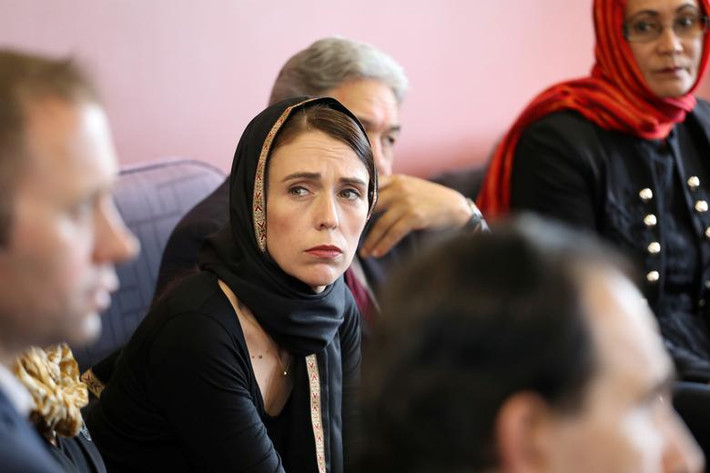 Thủ tướng New Zealand Jacinda Ardern thăm hỏi đại diện của cộng đồng Hồi giáo ở trung tâm tị nạn Canterbury, Christchurch.
