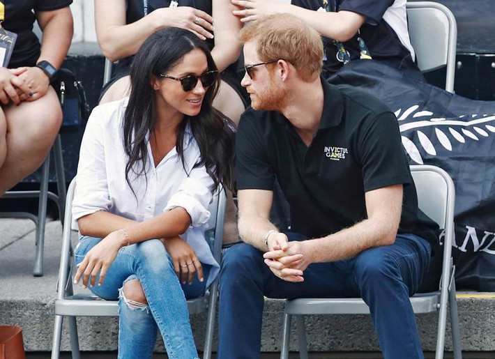 Bức ảnh chụp Hoàng tử Harry và Công nương Markel trò chuyện với nhau khi tới theo dõi giải Invictus Games ở Toronto (Canada) ngày 25/9/2017.