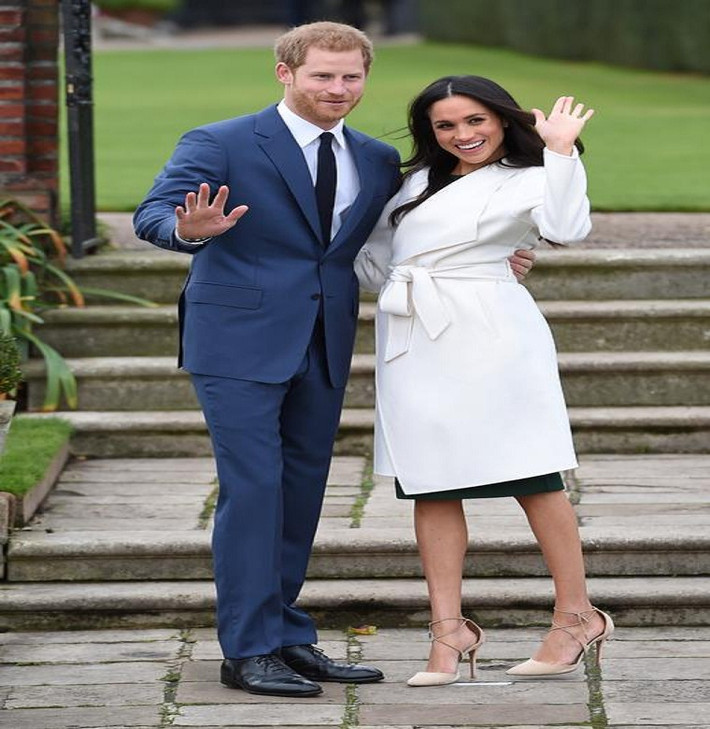 Hoàng tử Harry chụp ảnh cùng Công nương Meghan Markle tại khu vườn của Điện Kensington ở London ngày 27/11/2017.