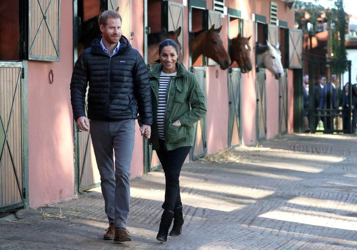 Công nương Meghan và Hoàng tử Harry dạo bộ ở Rabat, Ma-rốc, ngày 25/2/2019.