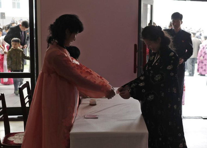 Phương tiện truyền thông nhà nước Triều Tiên đưa tin, các ứng cử viên bao gồm công nhân, nông dân, trí thức và cả binh sĩ - những người bảo vệ tư tưởng và sự lãnh đạo của Chủ tịch Kim Jong-un. Ảnh: AP.