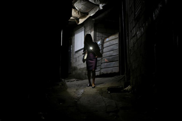 Janice Sarad, 22 tuổi, rời khỏi nhà từ sớm để tới chỗ làm ở thành phố Antipolo, tỉnh Rizal, Philippines, ngày 26/11/2018. Được biết, cô làm việc cho một ngân hàng.