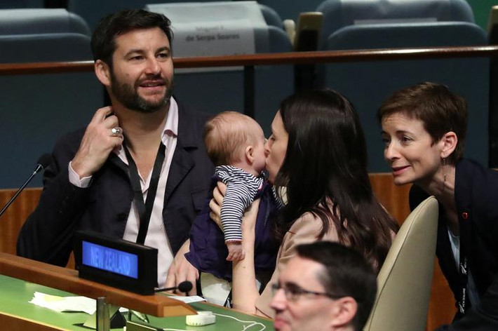 Nữ Thủ tướng New Zealand Jacinda Ardern bế con sau khi phát biểu tại một cuộc họp của Đại hội đồng Liên Hợp Quốc ở thành phố New York, Mỹ, ngày 24/9/2018.