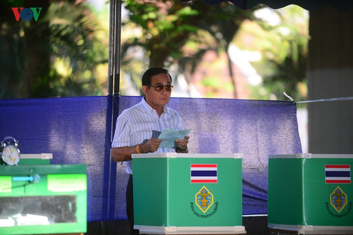 Ông Prayuth chiếm ưu thế trong cuộc đua vào ghế thủ tướng bởi 250 Thượng nghị sỹ được chỉ định bởi NCPO do ông đứng đầu. Thay vì cần giành tới 376 ghế Hạ viện để tự đứng ra thành lập chính phủ thì ông chỉ cần 126 ghế.
