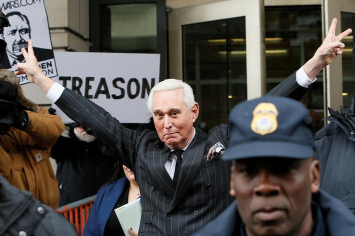 Roger Stone, đồng minh lâu năm của Tổng thống Trump, bị cáo buộc đã nói với các thành viên trong chiến dịch vận động tranh cử của ông Trump rằng ông đã biết trước kế hoạch tiết lộ email bất lợi về bà Clinton của WikiLeaks. Cohen cho biết, ông Stone đã nói với ông Trump qua điện thoại vào tháng 7/2016 về việc WikiLeaks sắp công bố những email bị đánh cắp.