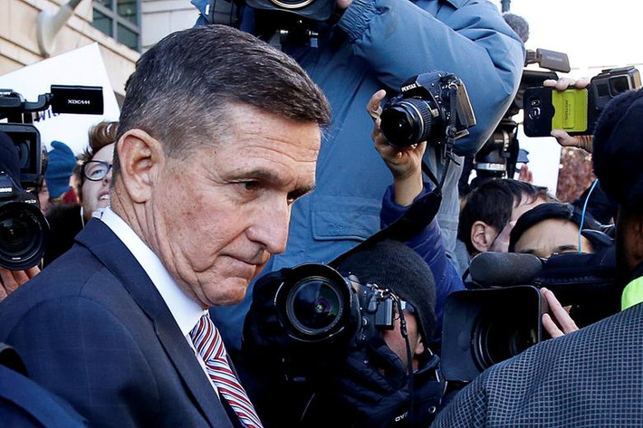 Tháng 12/2017, ông Michael Flynn, cựu cố vấn an ninh quốc gia Mỹ, thừa nhận đã đưa ra lời khai sai sự thật cho Cục Điều tra Liên bang Mỹ (FBI) về các cuộc gặp với Đại sứ Nga Kislyak. Được biết, ông Flynn là cố vấn hàng đầu trong chiến dịch tranh cử tổng thống của ông Trump năm 2016.