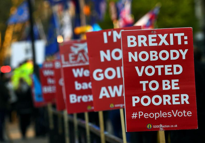 Những tấm biển có nội dung phản đối Brexit xuất hiện nhiều trên đường phố London ngày 27/3.