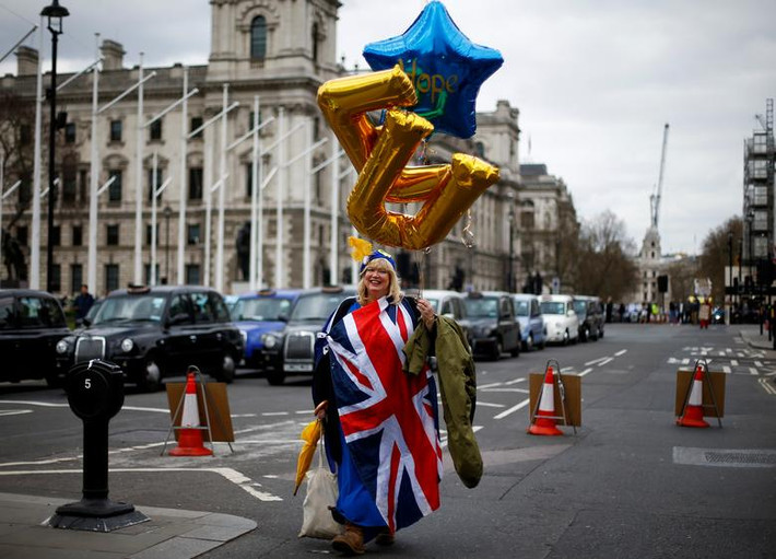 Đông đảo người ủng hộ và phản đối Brexit đổ ra đường phố London giữa lúc Thủ tướng Anh Theresa May tuyên bố sẽ từ chức nếu thỏa thuận Brexit của bà được các nghị sĩ Hạ viện thông qua.
