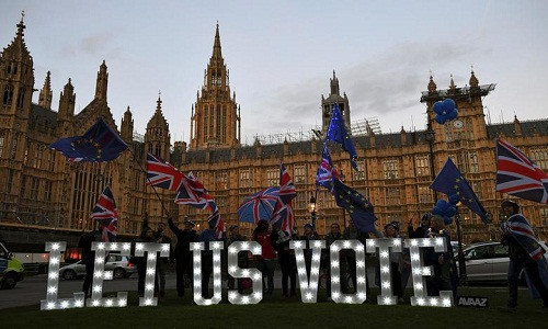 Ngày 27/3, đông tập người dân đã trung bên ngoài tòa nhà Quốc hội Anh tại London để bày tỏ sự phản đối cũng như ủng hộ Brexit. (Nguồn ảnh: Reuters)