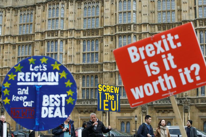 Những người biểu tình phản đối và ủng hộ Brexit tập trung bên ngoài toà nhà Quốc hội Mỹ ở thủ đô London ngày 27/3.
